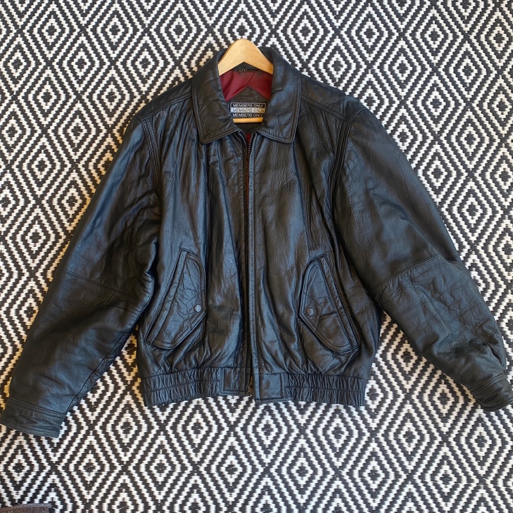 Premium leather Jacket, very stylish vintage feel. Good condition, good up keep.